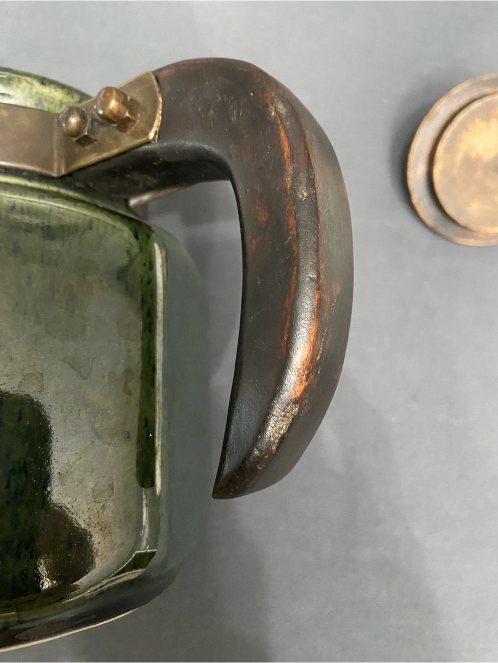 VTG Japanese Stoneware Teapot Green Speckled Glaze Wooden Handle Brass Fittings - Picture 8 of 17